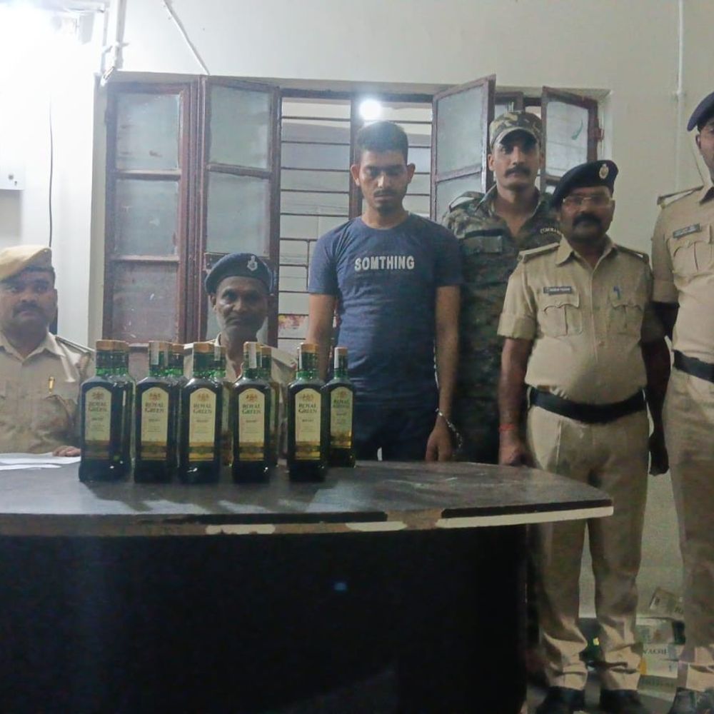 असरगंज में विदेशी शराब के साथ युवक गिरफ्तार:छोटी कोरियन गांव से तस्कर पकड़ा गया, पहले भी जा चुका है जेल