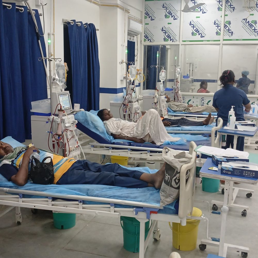 गोपालगंज सदर अस्पताल की लिफ्ट खराब:गर्भवती महिलाओं और किडनी मरीजों को थर्ड फ्लोर तक जाने में परेशानी