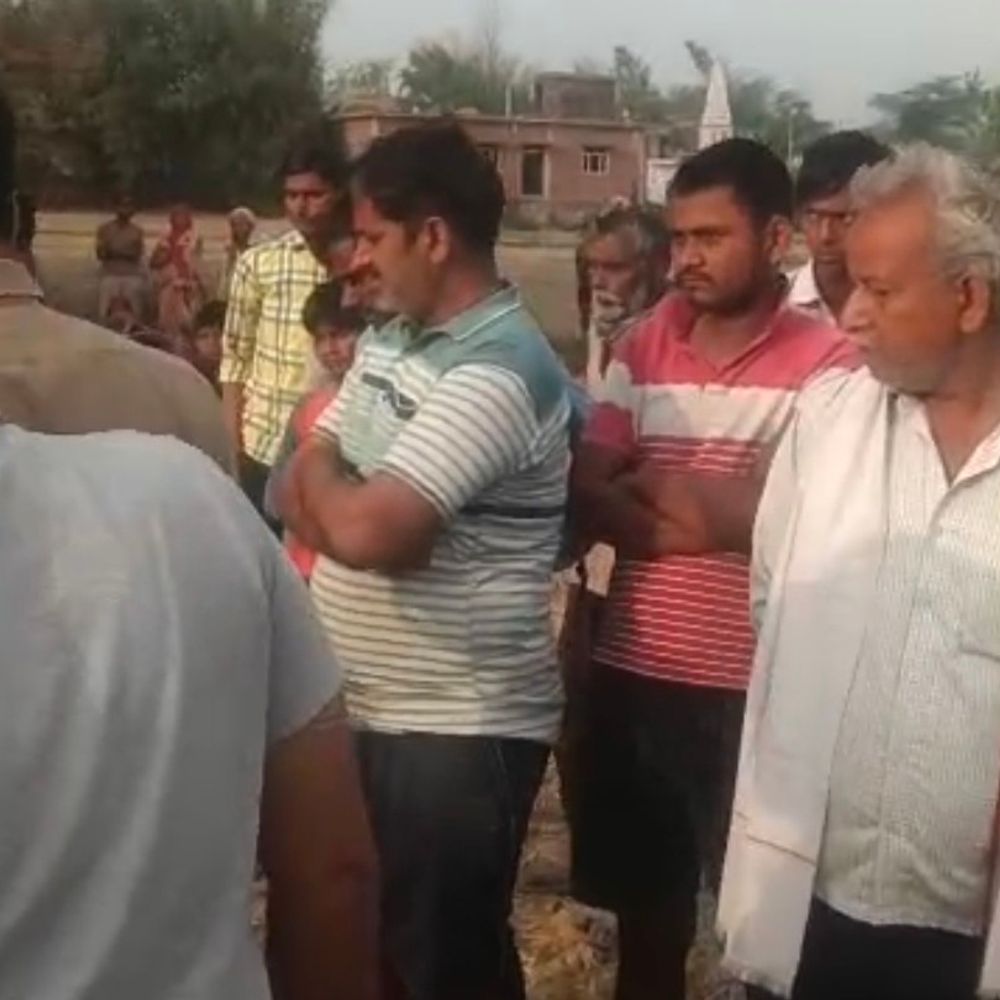 अमेठी में युवती की धारदार हथियार से गला काटकर हत्या:घर से 50 मीटर दूर नहर में मिला शव, दुष्कर्म की आशंका