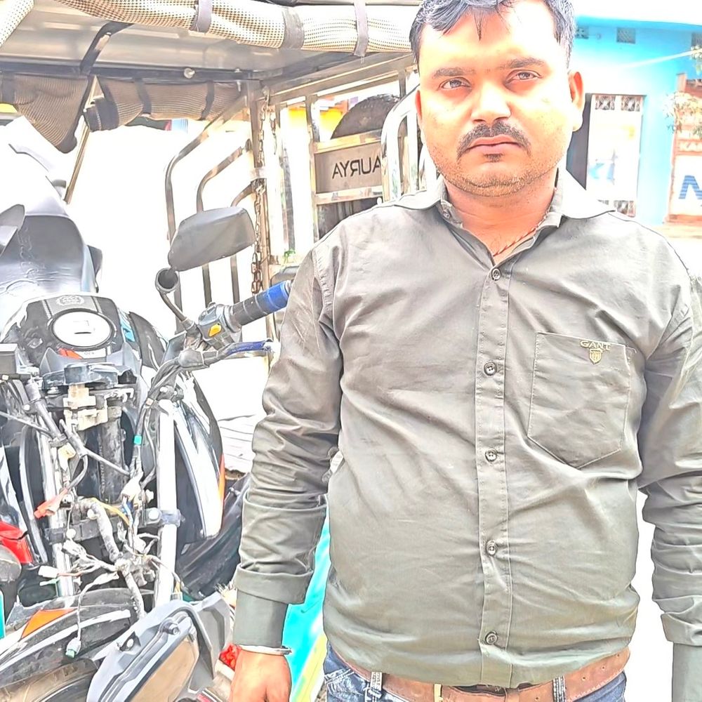 बेलदौर में ट्रक की चपेट में आई मोटरसाइकिल:युवक ने कूदकर बचाई जान, बाइक हुई क्षतिग्रस्त