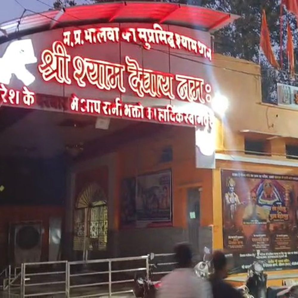 नीमच के खाटू श्याम मंदिर में चोरी का VIDEO:दानपेटी उठाकर छत पर ले गया चोर, तोड़कर चुरा ले गया नगदी