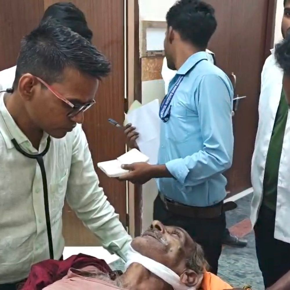 कटिहार के मनिहारी में बुजुर्ग को सांड ने पटका:गैरेज जाते समय हादसा, अचानक पीछे से हमला किया; हालत नाजुक