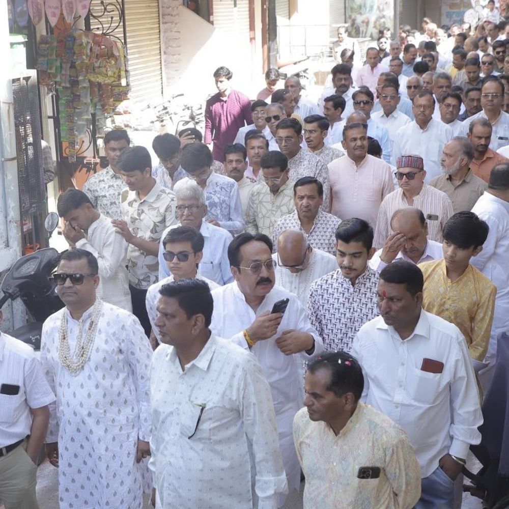 दादावाड़ी के जीर्णोद्धार की 12वीं वर्षगांठ पर चल समारोह:शाजापुर में पूजने के बाद शिखर पर नई धर्म ध्वजा फहराई