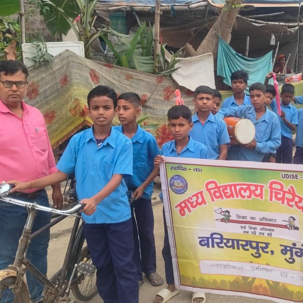 सरकारी स्कूल में नामांकन को लेकर जागरूकता अभियान:मुंगेर के चिरैयाबाद मध्य विद्यालय के छात्रों-शिक्षकों ने किया गांव का भ्रमण