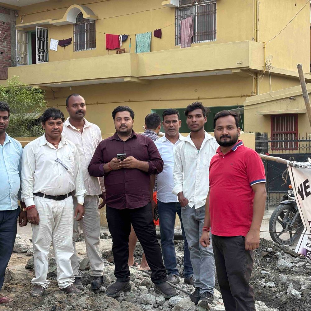 मोतिहारी में जर्जर सड़क से लोग परेशान:समाजसेवी आलोक वर्मा की पहल पर शुरू हुआ निर्माण, वेलफेयर फाउंडेशन से ली मदद