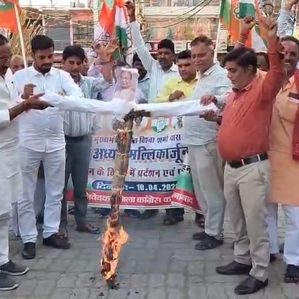 जहानाबाद में कांग्रेस का प्रदर्शन:असम CM के बयान के खिलाफ पुतला दहन किया, खड़गे पर टिप्पणी का किया विरोध