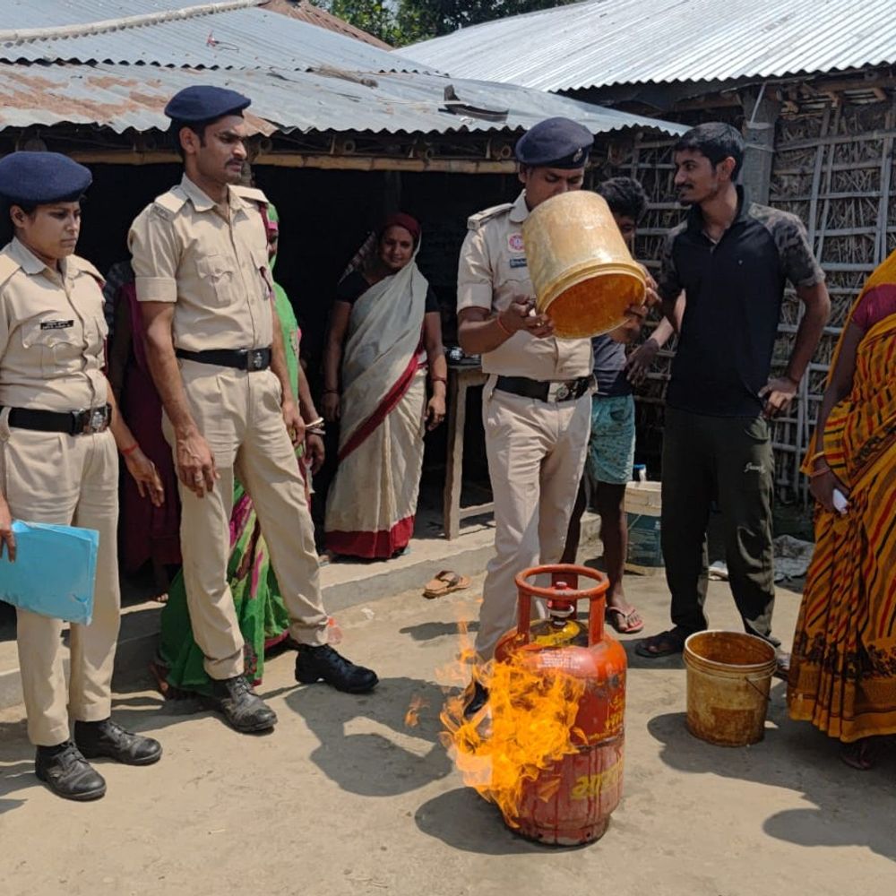 गेहूं किसानों को आग से बचाव की दी गई जानकारी:मधेपुरा में अग्निशमन विभाग का जागरूकता अभियान; स्कूलों में मॉकड्रिल