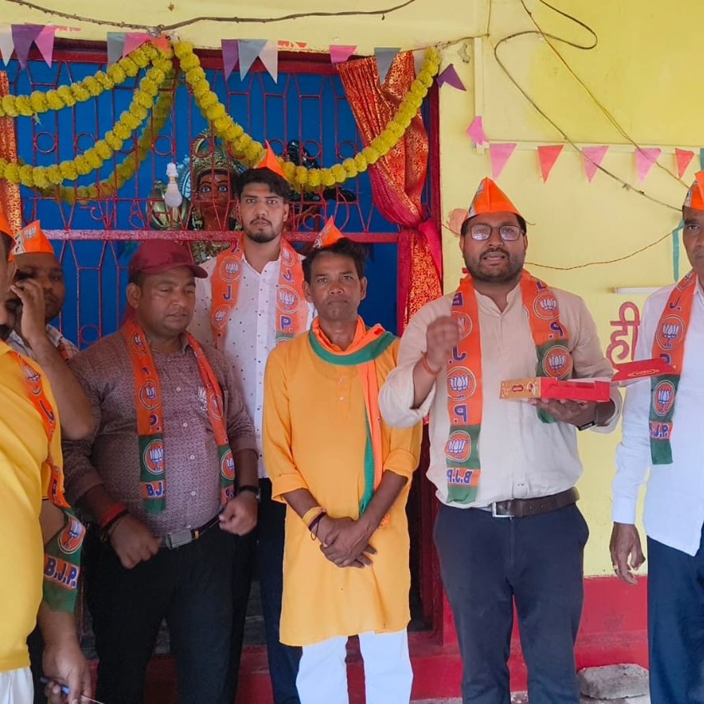 सम्राट चौधरी के CM बनने पर हनुमान मंदिर में पूजा:शेखपुरा में BJP कार्यकर्ताओं ने स्कूल में पौधारोपण किया