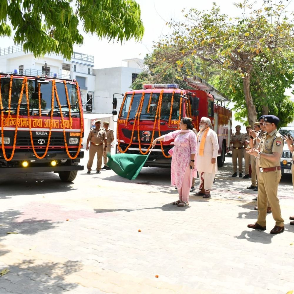 बदायूं अग्निशमन विभाग को मिले दो नए वाटर टेंडर:SSP अंकिता शर्मा ने हरी झंडी दिखाकर किया रवाना, अब बेड़े में 6 वाहन
