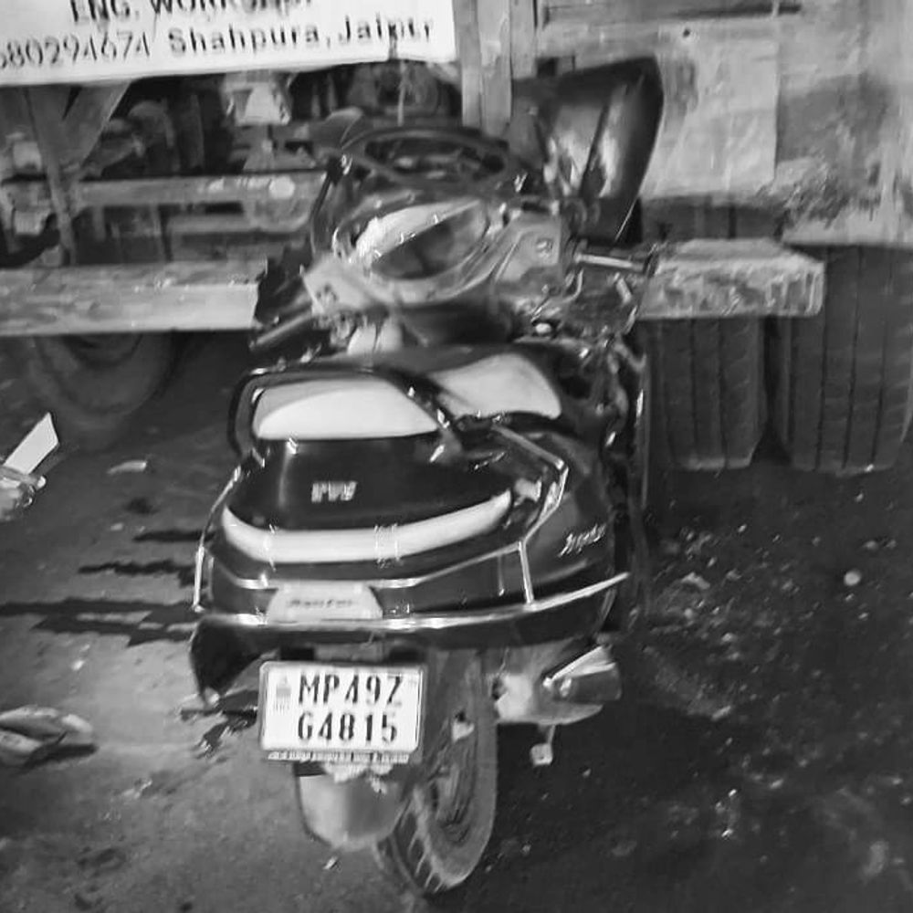 गाडरवारा में स्कूटी सवार युवक ट्राले में घुसा:गंभीर रूप से घायल, जबलपुर रेफर; तेज रफ्तार से हादसा