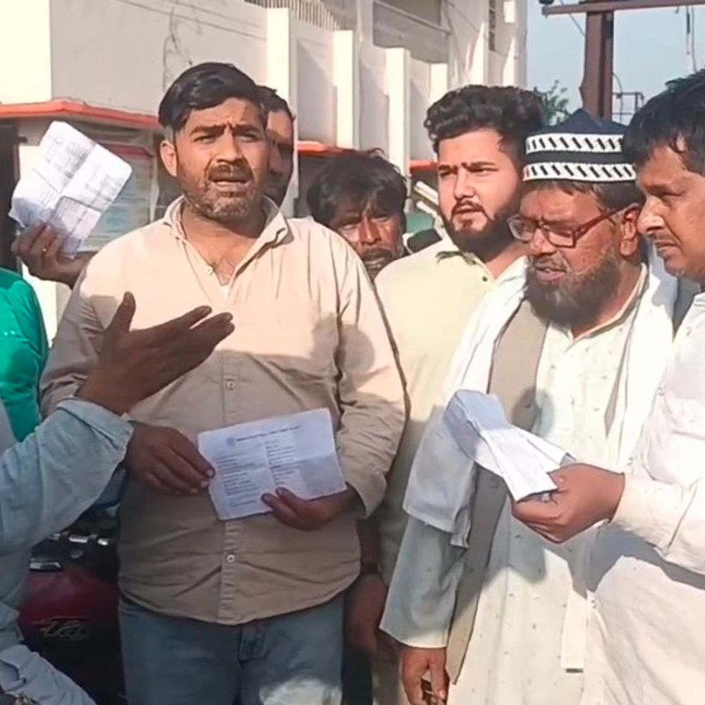 संभल के हयातनगर बिजली घर पर सर्वर डाउन:बिल जमा न होने से उपभोक्ताओं का हंगामा, परेशानी बढ़ी