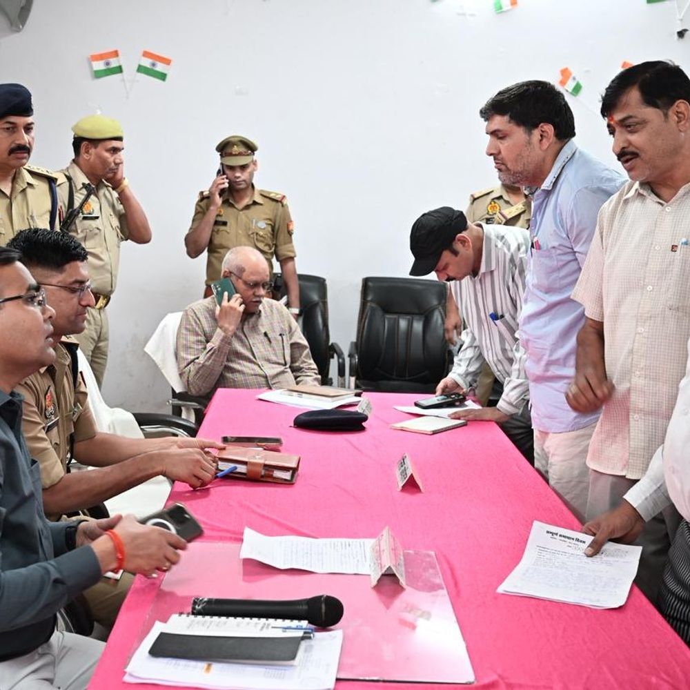 ललितपुर की पांच तहसीलों में समाधान दिवस आयोजित:तालबेहट में DM-SP ने 17 शिकायतें निपटाईं, 76 के निस्तारण के निर्देश दिए