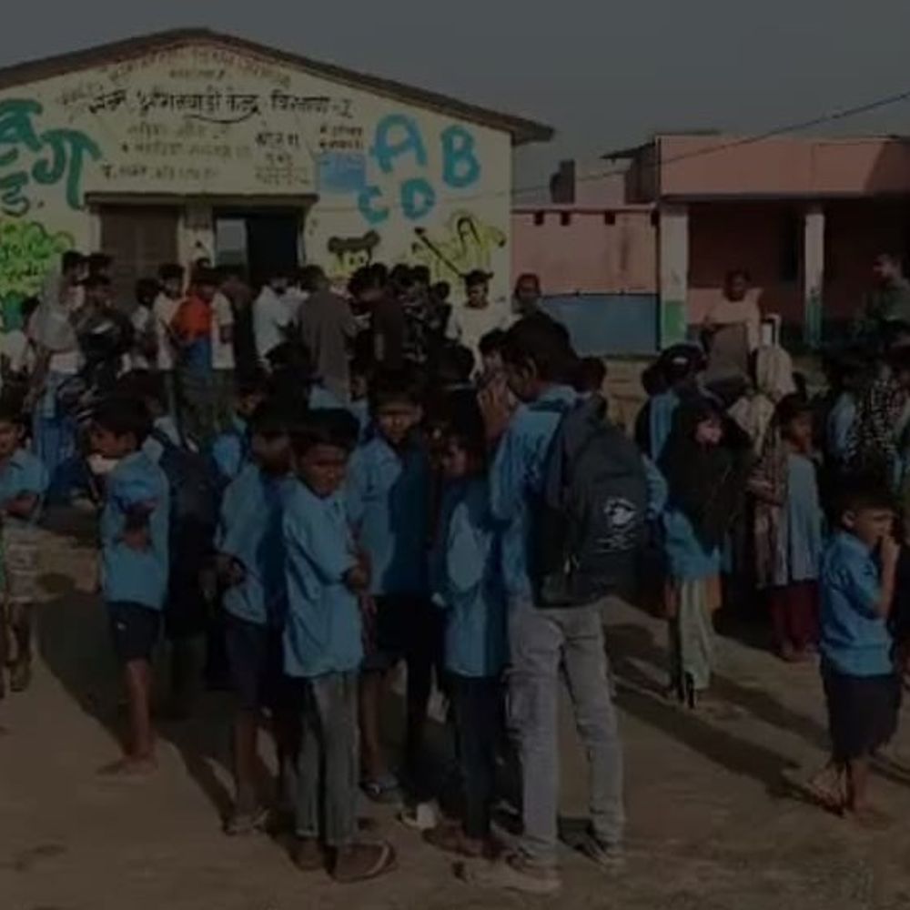 प्राथमिक विद्यालय और आंगनवाड़ी केंद्र में चोरी:ताला तोड़कर अनाज और टीवी चुरा के ले भागे चोर