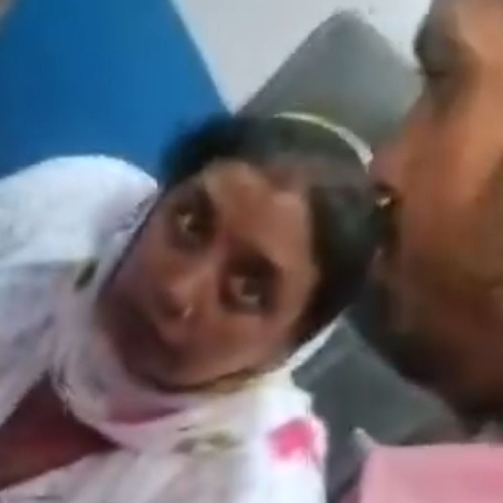 आंगनबाड़ी कार्यकर्ता गैस एजेंसी में काम करने का VIDEO:परियोजना अधिकारी ने मांगा कारण बताओ नोटिस; लापरवाही पर पद से हटाने की चेतावनी