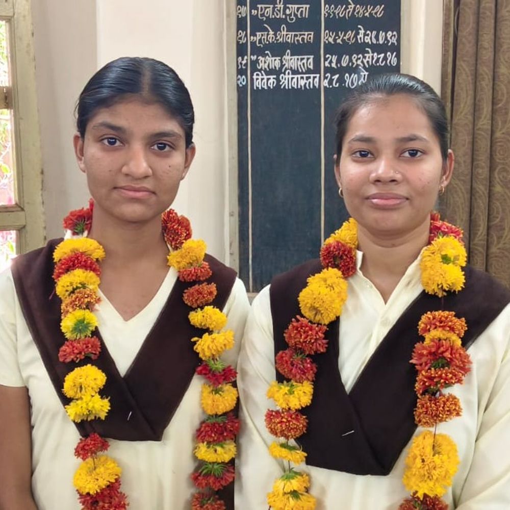 शिवपुरी में ठेला लगाने वाले की बेटियां MP टॉपर:2 सगी बहनों ने हासिल किया पहला-दूसरा स्थान; 12वीं में 13 और 10वीं में 8 छात्र मेरिट में