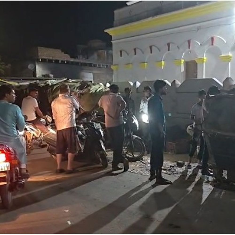 अजयगढ़ में तेज रफ्तार पिकअप ने रौंदी दुकानें:सड़क किनारे कई गुमटियां क्षतिग्रस्त; चालक वाहन सहित फरार