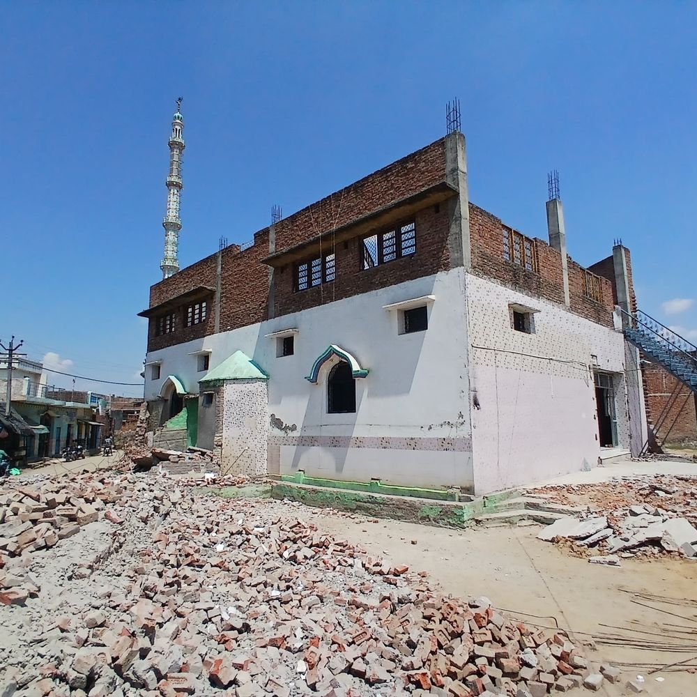 संभल में सरकारी जमीन पर बनी मस्जिद नहीं हटी:मदरसा-दुकानें हटाई गईं, एसडीएम से मिलकर मुस्लिमों ने संसाधनों का अभाव बताया