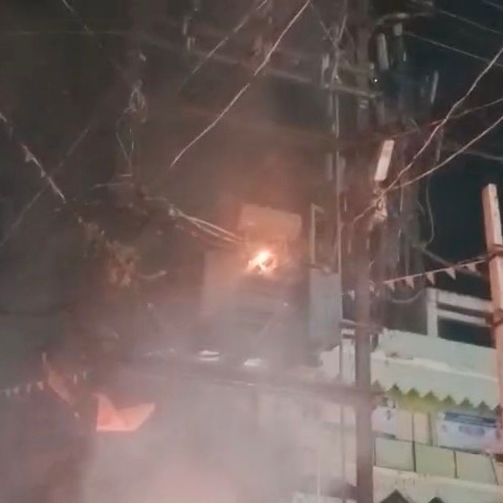 कटिहार में शॉर्ट सर्किट से ट्रांसफार्मर में आग:इलाके की बिजली सप्लाई ठप, तेज आवाज के साथ चिंगारियां निकली