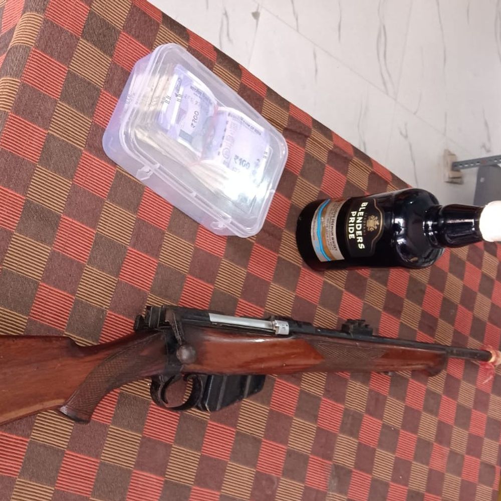 बिजली विभाग का जेई समेत 6 अरेस्ट:बक्सर में शराब पार्टी कर रहे थे, राइफल और 1.15 लाख रुपये नकद बरामद