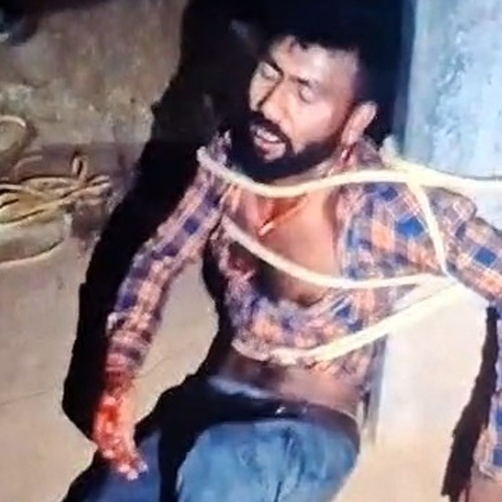 बिजली पोल से बांधकर प्रेमी की पिटाई:जमुई में 50KM दूर शादीशुदा प्रेमिका से मिलने पहुंचा था, मौका देखकर साथी फरार