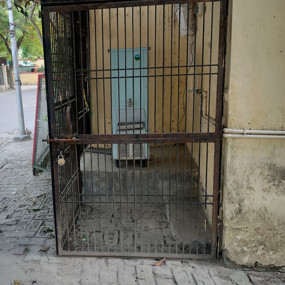 मिल्कीपुर ब्लॉक में पेयजल संकट:खराब वाटर कूलर, दूषित हैंडपंप से हजारों लोग प्रभावित, जिम्मेदार नहीं दे रहे ध्यान