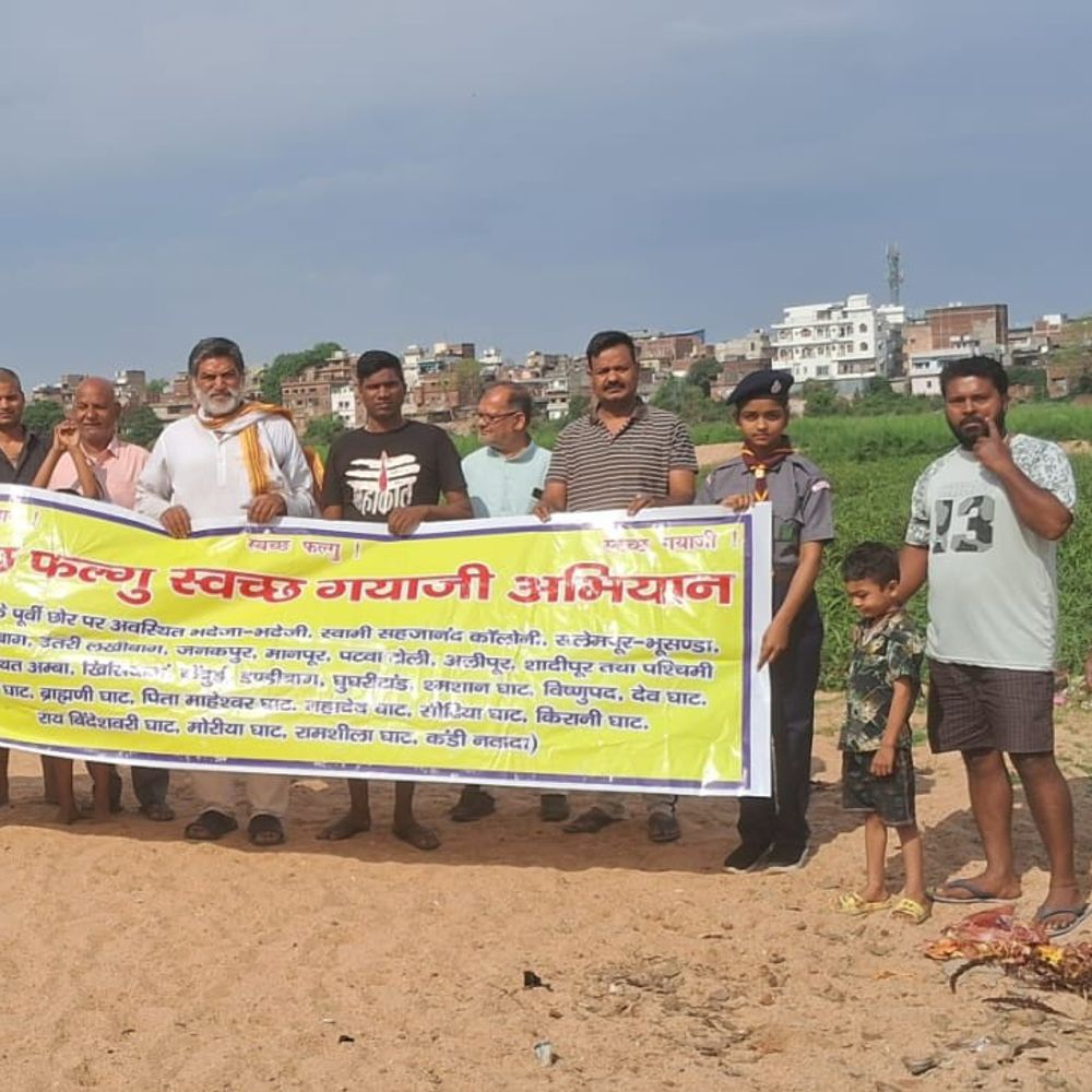 गयाजी में फल्गु नदी पर चला सफाई अभियान:दिनकर घाट पर श्रमदान, कचरे और गंदगी को हटाया; नगर निगम के सफाईकर्मी भी हुए शामिल