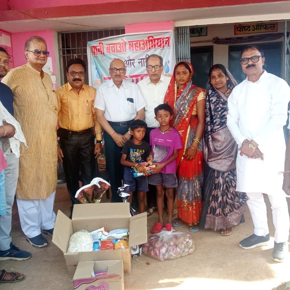 राजनांदगांव के मुंदगांव में सिलेंडर फटा, घर राख:परिवार के मुखिया और पड़ोसी झुलसे, आसपास के लोगों ने की मदद