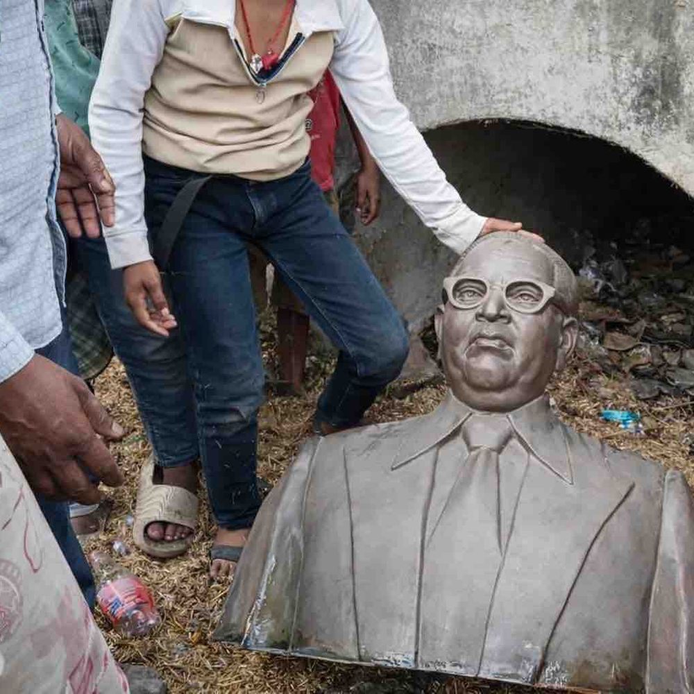 मोतिहारी में अंबेडकर प्रतिमा तोड़ी गई:टावर से गायब मिली मूर्ति, पुल के नीचे बरामद, इलाके में लोगों का आक्रोश