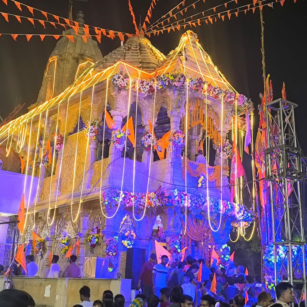 कटिहार में हनुमान जयंती धूमधाम से मनाई जा रही:मंदिरों में महाभोग का आयोजन, संध्या आरती में उमड़ी भीड़