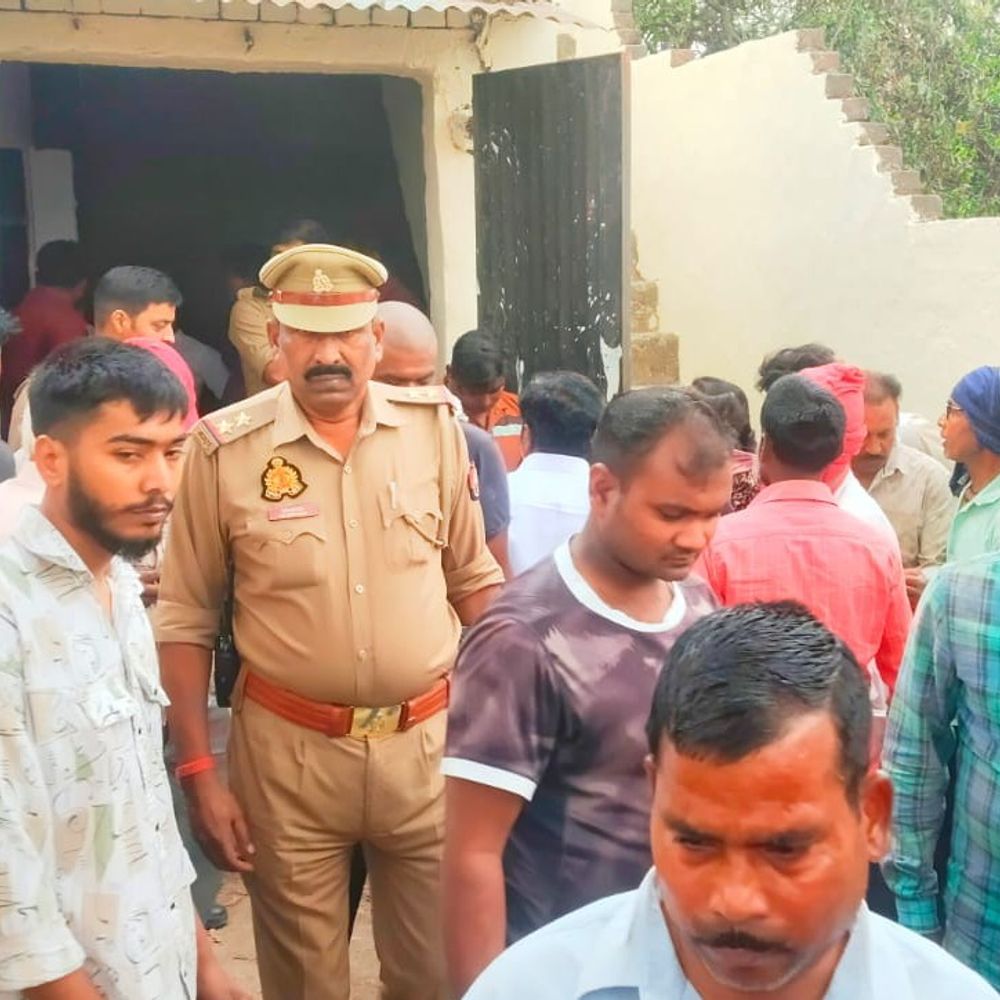 बस्ती में प्लंबर का शव फंदे से लटका मिला:किराए के कमरे में रहता था युवक, मौसा गांव गए हुए थे