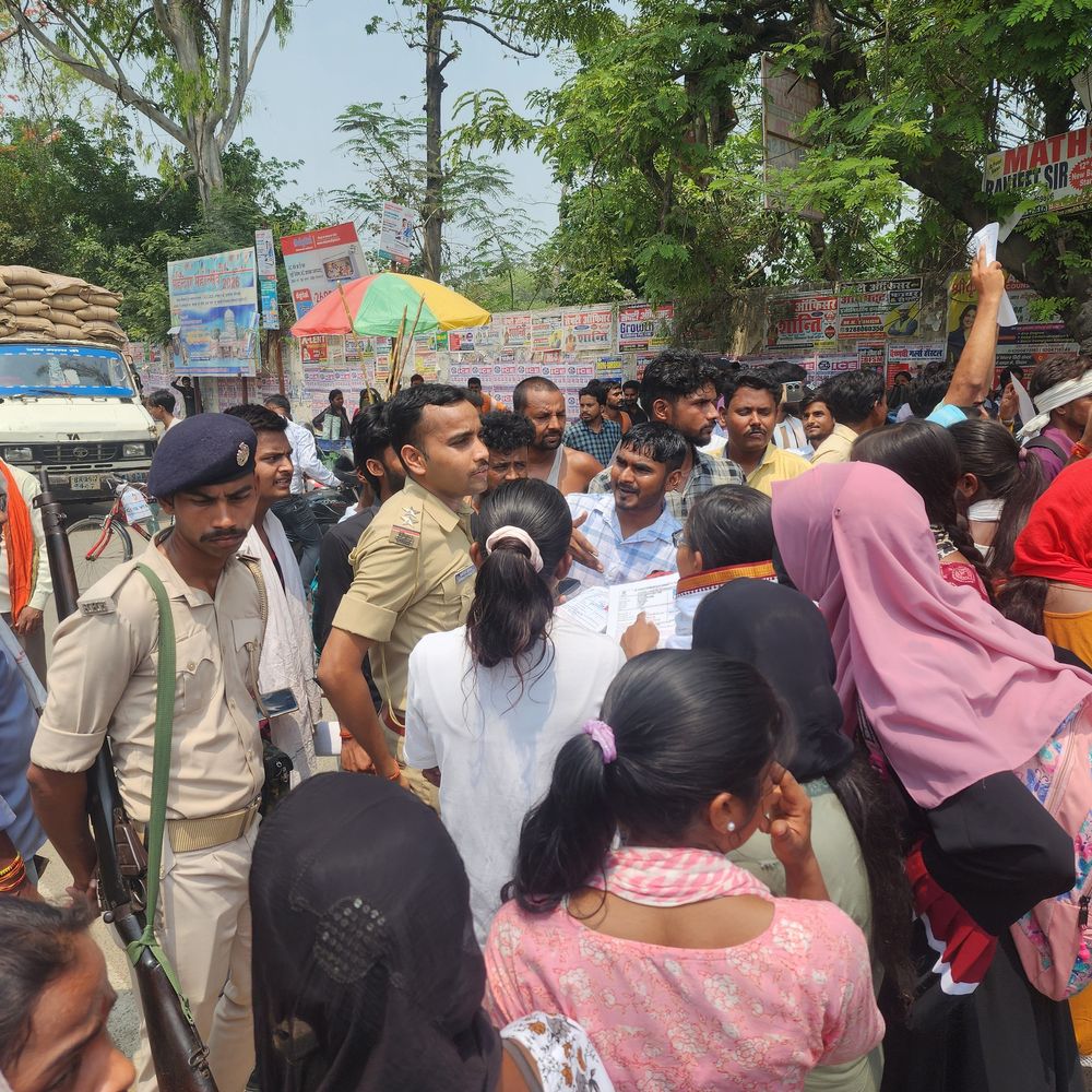 ‘घूमने आया हूं, लौटने के बाद कोई विचार किया जाएगा’:परीक्षा नियंत्रक बोले, JPU परीक्षा रूटीन में गड़बड़ी, छात्रों ने किया प्रोटेस्ट