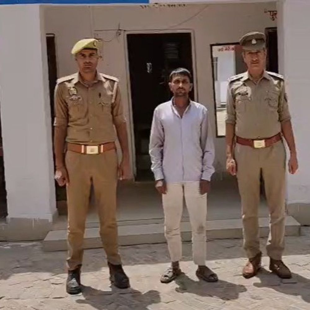 बलरामपुर पुलिस ने 9 साल से फरार वारंटी को पकड़ा:2017 के दंगा और मारपीट मामले में चल रहा था फरार