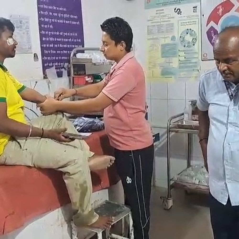 जमुई में असंतुलित होकर गड्ढे में गिरी मोटरसाइकिल:एक ही परिवार के चार घायल, देवघर से गांव लौटने के दौरान हादसा