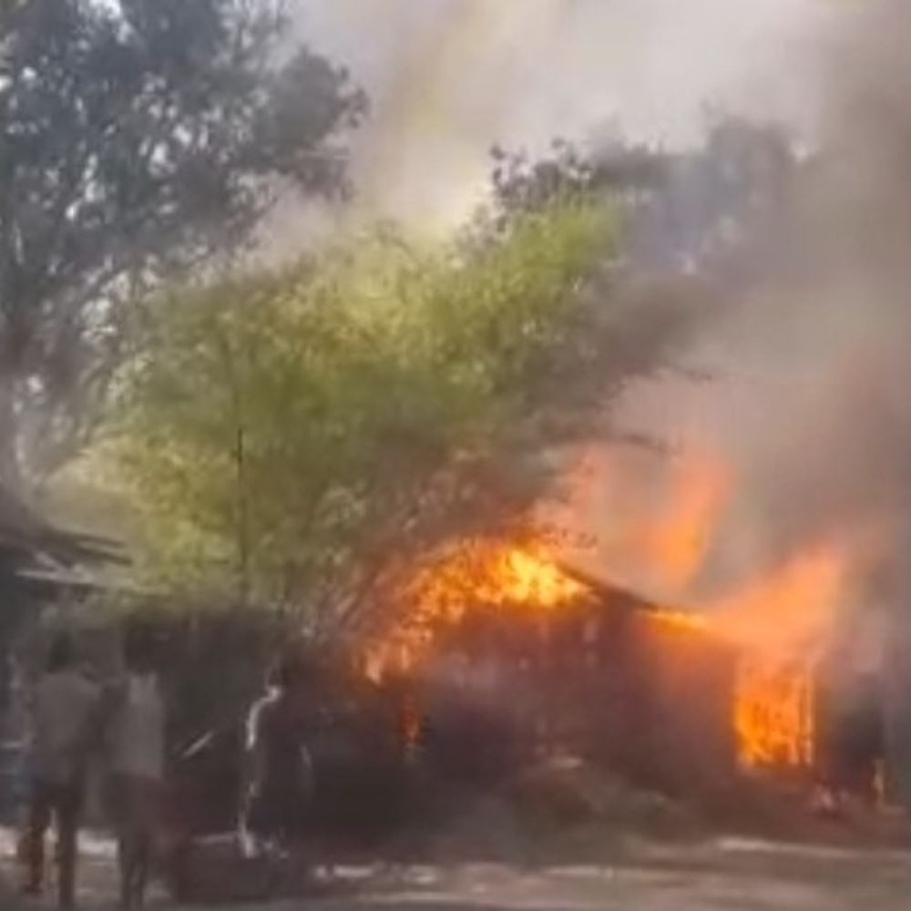 पूर्णिया में 5 घर जलकर राख, 10 लाख का नुकसान:दमकल की 3 गाड़ियों ने 1 घंटे में बुझाई लपटें, कीमती सामान भी बर्बाद