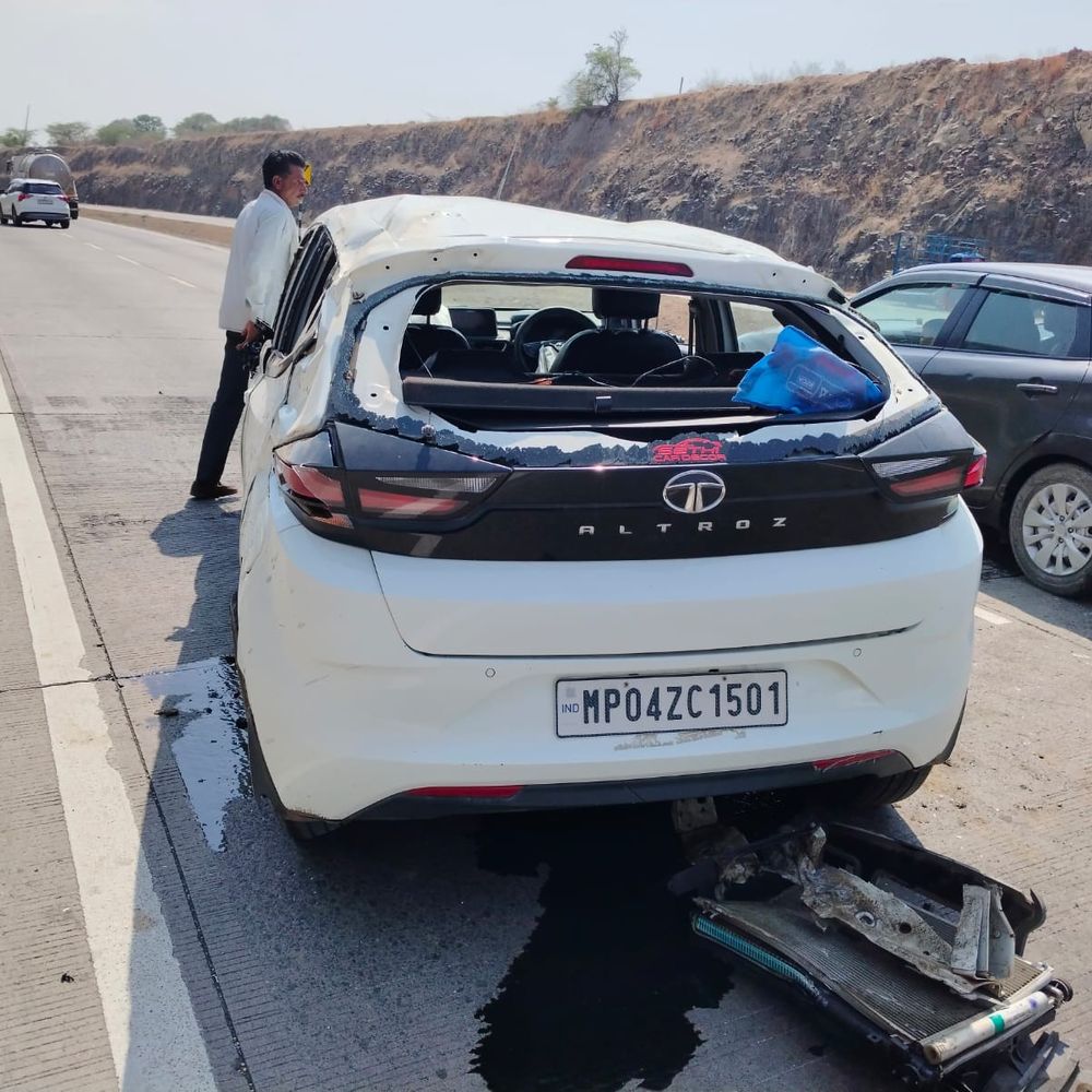 कार सड़क किनारे खाई में गिरी, तीन लोग घायल:इधर, फोर व्हीलर ने बाइक को टक्कर मारी, पति-पत्नी का इलाज जारी