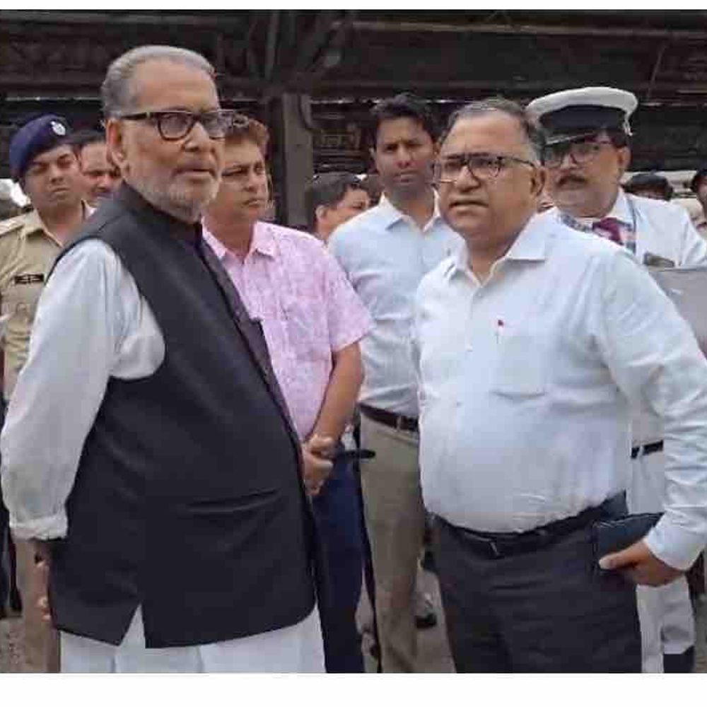 बापूधाम मोतिहारी स्टेशन 2027 तक होगा तैयार:DRM और सांसद ने निर्माण कार्यों का लिया जायजा, विकास योजनाओं का लिया फीडबैक