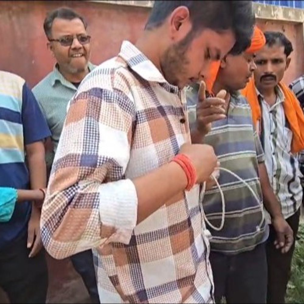 पूर्णिया में भीड़ ने युवक को पीटा, पुलिस ने बचाया:10वीं की छात्रा को भगाने का आरोप, बोला- मैंने किसी को नहीं भगाया, हम दोनों प्यार करते हैं