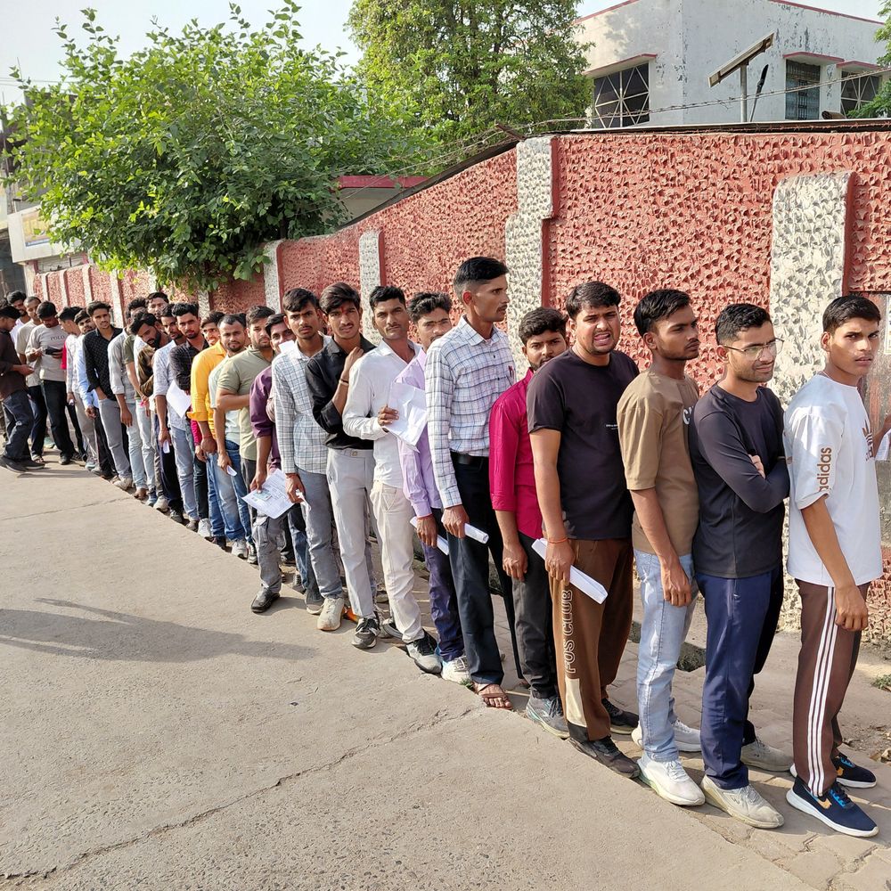 फर्रुखाबाद में होमगार्ड परीक्षा शुरू, कड़ी चेकिंग के बाद प्रवेश:जिले में 19 केंद्रों पर 3 दिन चलेगी भर्ती परीक्षा