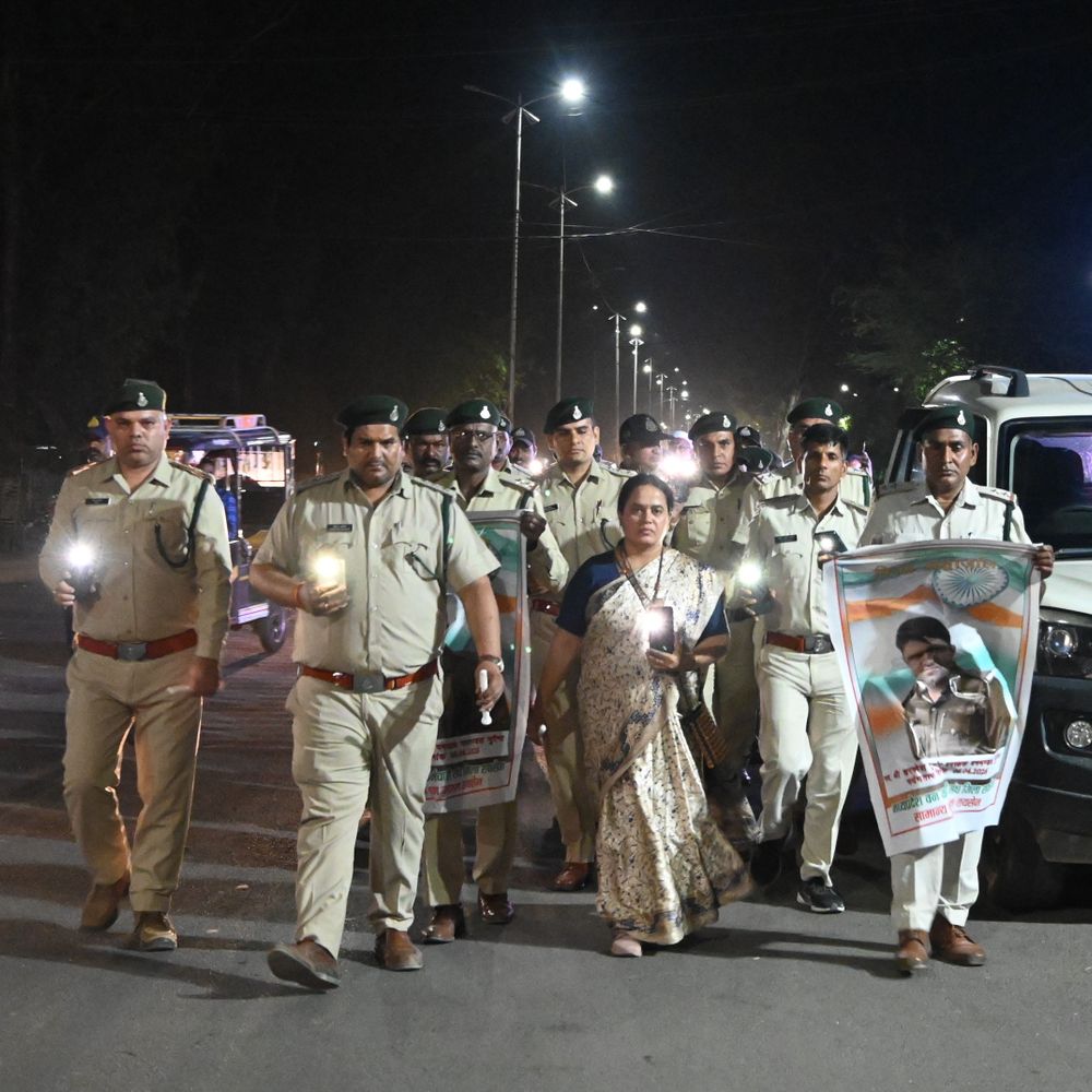 रायसेन में वनरक्षक की हत्या के विरोध में कैंडल मार्च:DFO सहित वनकर्मियों ने दी श्रद्धांजलि, माफियाओं के खिलाफ एकजुटता का दिया संदेश