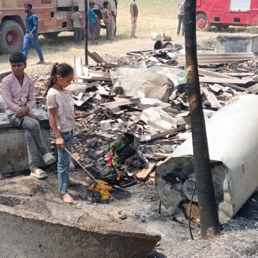 बखरी के मुसहरी टोला में आग से 35 घर जले:मुसहरी टोला का है मामला, 5 जनवरों की भी जलकर मौत