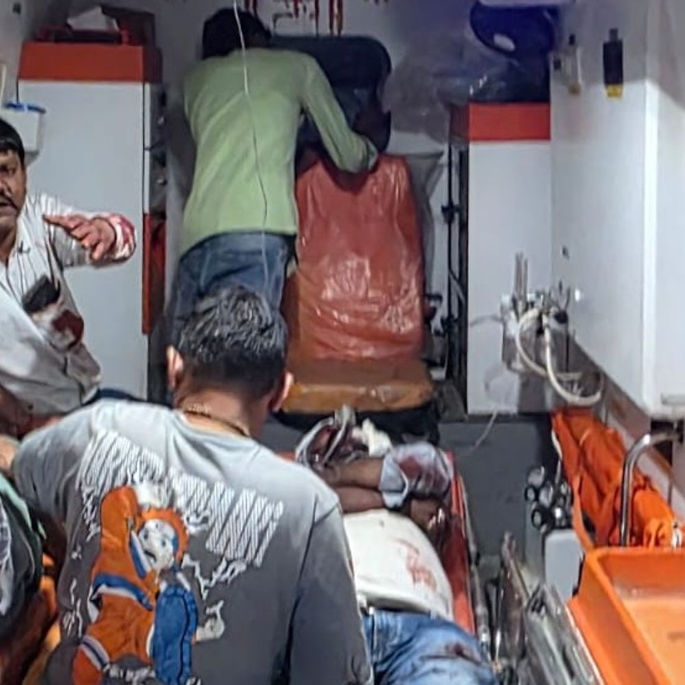 रायसेन में ट्रक में पीछे से घुसी तेज रफ्तार कार:दो लोगों को सिर, हाथ और पैरों में गंभीर चोट, भोपाल रेफर