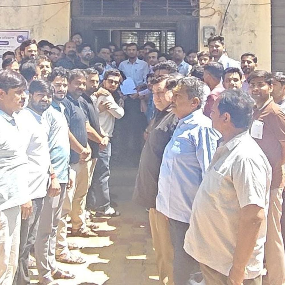 बढ़ती आपराधिक घटनाओं पर ज्वेलर्स एसोसिएशन चिंतित:व्यापारियों ने प्रशासन से की सख्त कार्रवाई की मांग, SDM को सौंपा ज्ञापन