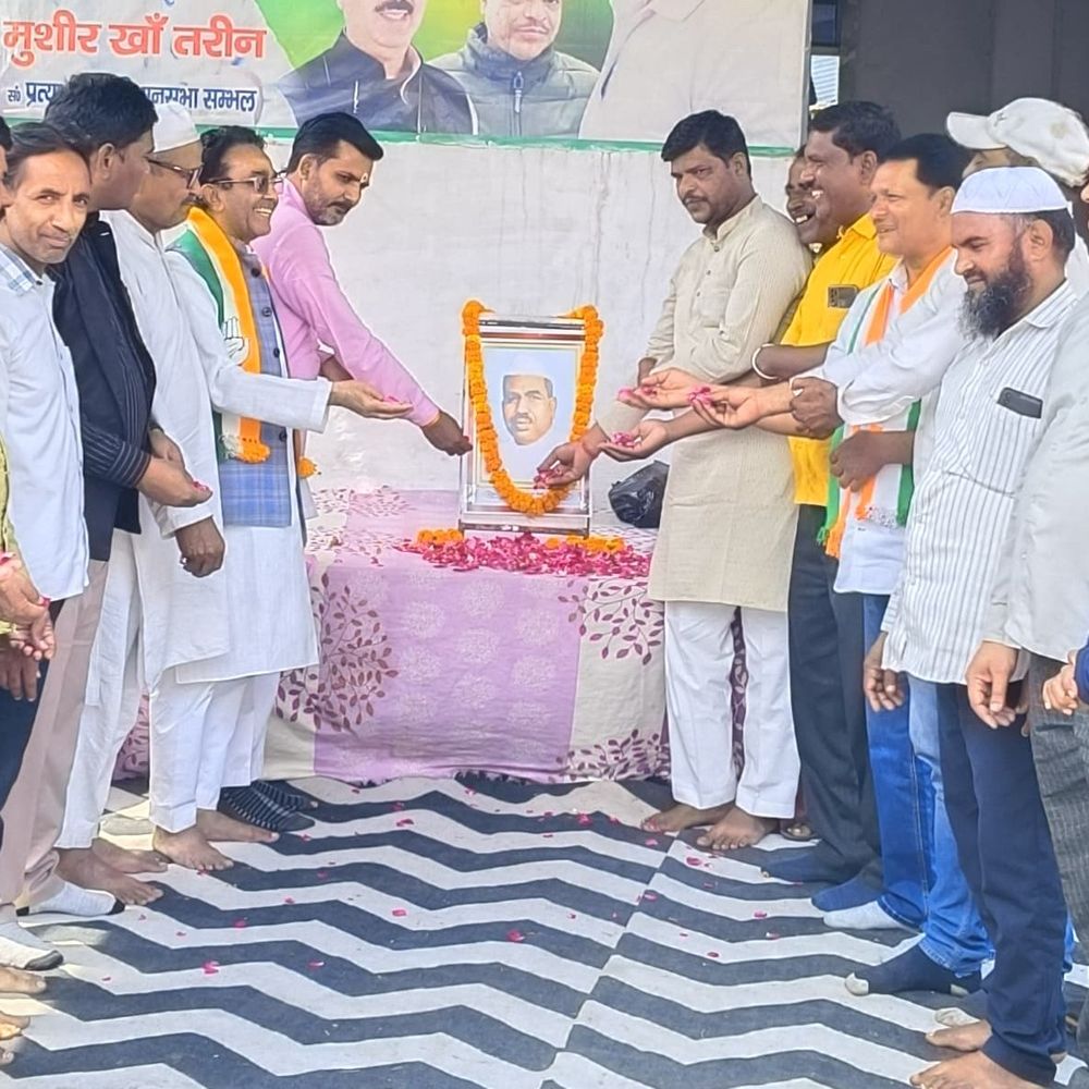 संभल में बाबू जगजीवन राम की जयंती मनाई गई:कांग्रेस नेताओं ने उनके योगदान को याद कर पुष्प अर्पित कर श्रद्धांजलि दी