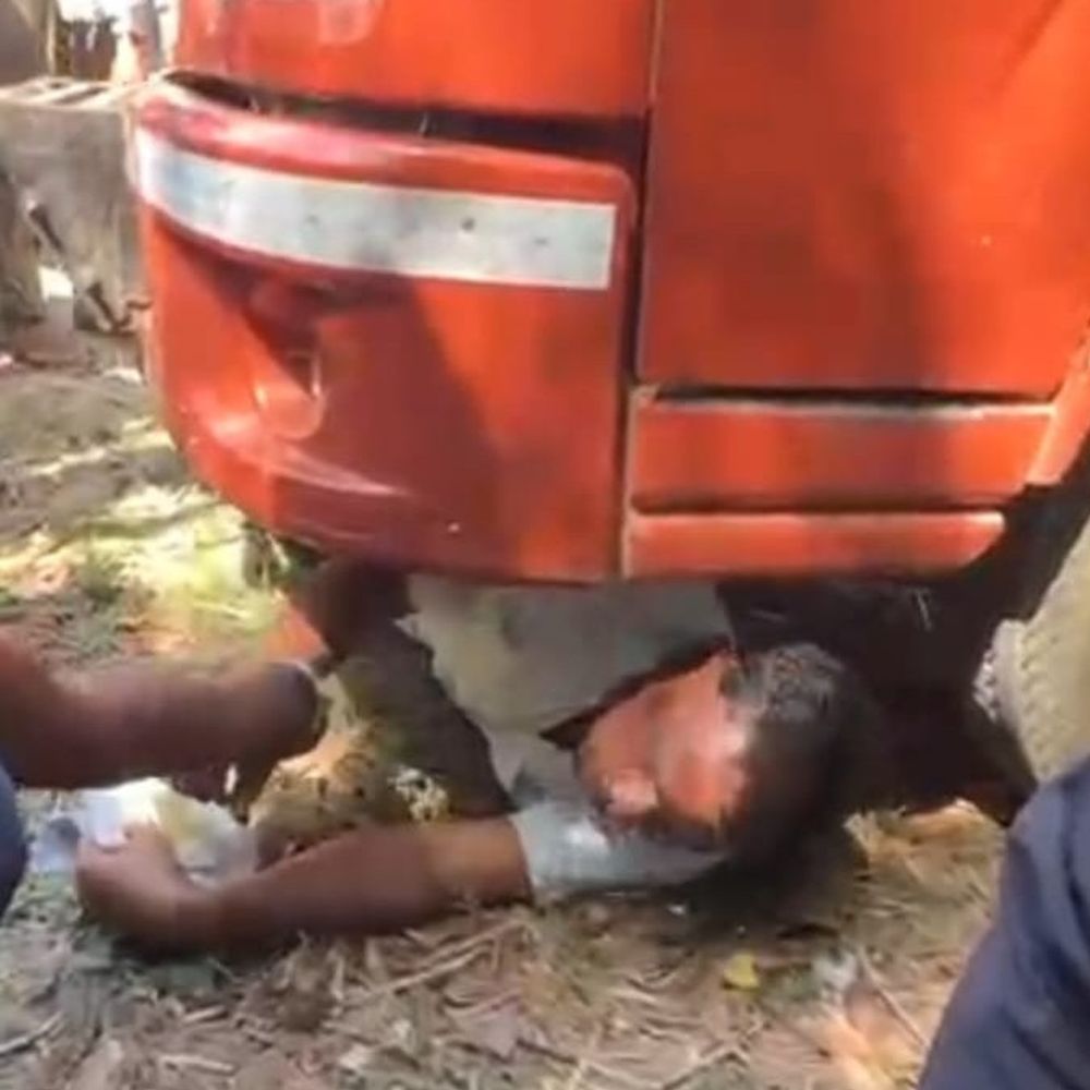 15 दिनों से गैस के लिए भटक रहा उपभोक्ता:बाराबंकी में परेशान होकर गाड़ी के आगे लेटा, एजेंसी पर कालाबाजारी का आरोप