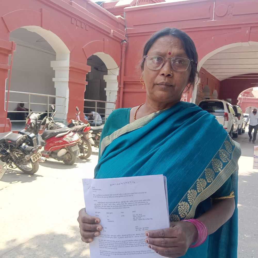गयाजी में महिला की जमीन पर अवैध कब्जा का आरोप:कहा- दबंग जबरन पक्का निर्माण कर रहे; जिलाधिकारी से लगाई न्याय की गुहार