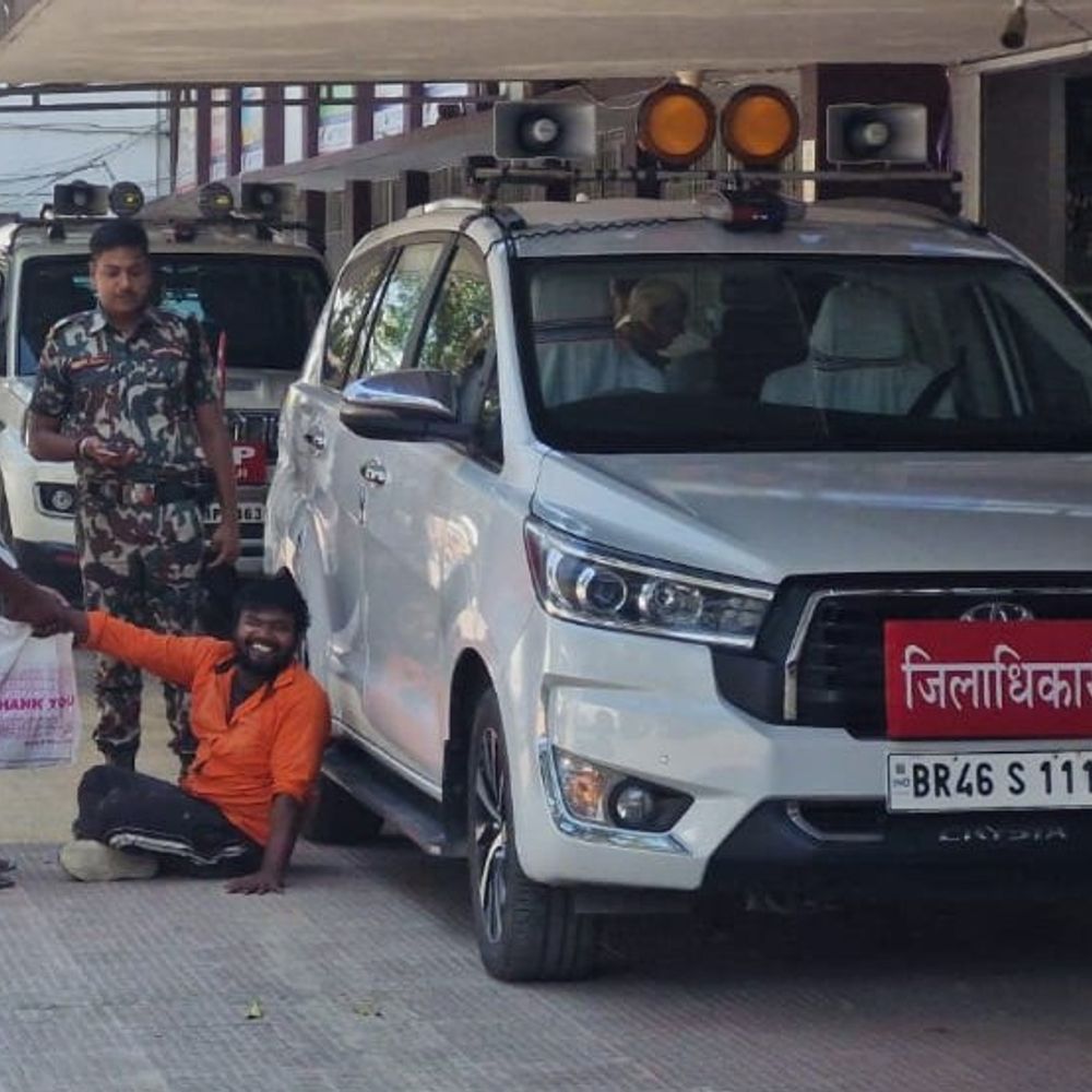 DM की गाड़ी में बैठने की चाहत पर अड़ा युवक:जमुई समाहरणालय परिसर में पिता के साथ आया था, सुरक्षाकर्मियों के समझाने पर हटा