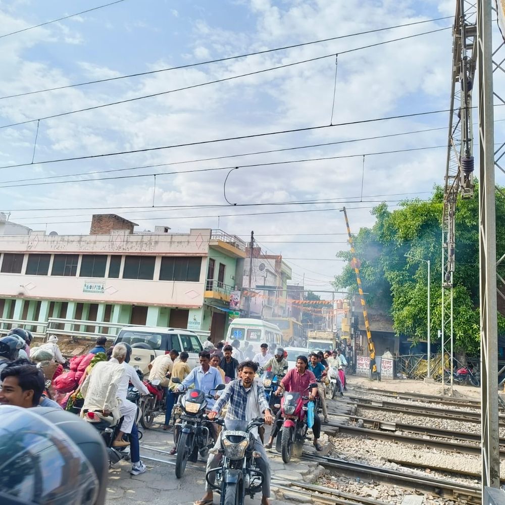 औरैया की अछल्दा रेलवे क्रॉसिंग पर लगा लंबा जाम:लगातार ट्रेनों के कारण एम्बुलेंस फंसी, 17 मिनट बाद खुला फाटक