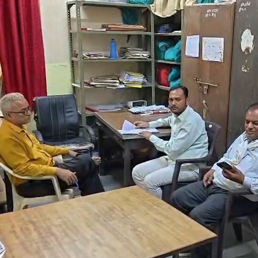 अल्प बचत अधिकारी की कुर्सी और सामान कुर्क:ADJ कोर्ट ने सुनाया फैसला, रुपए और सोना-चांदी का दावा नहीं निपटाने पर कार्रवाई