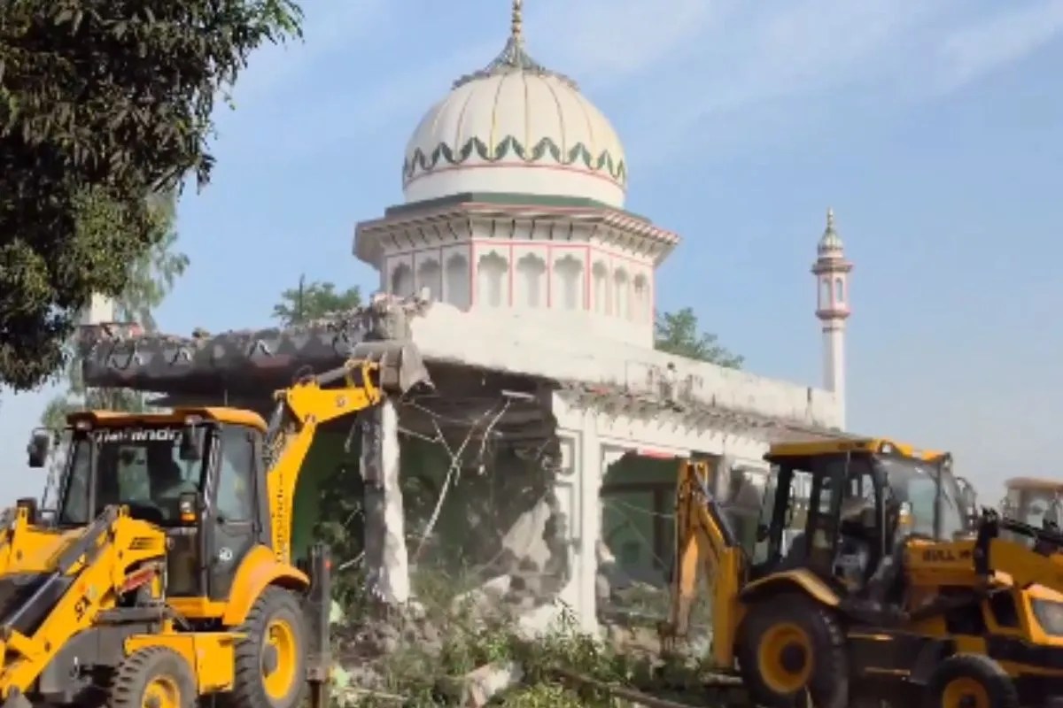 देवभूमि में बुलडोजर एक्शन: हरिद्वार में सरकारी जमीन पर बनी अवैध मजार ध्वस्त, नीचे नहीं मिले कोई अवशेष