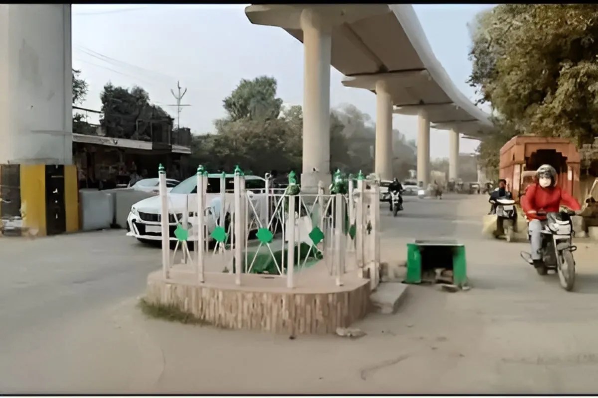 आगरा में सड़क के बीच बनी मजार पर बवाल, ट्रैफिक जाम से जनता परेशान, कोर्ट पहुंचा मामला